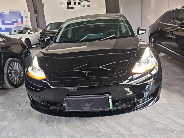 Tesla Model 3 — Фото автомобиля 2