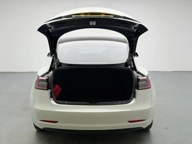 Tesla Model 3 — Фото автомобиля 17