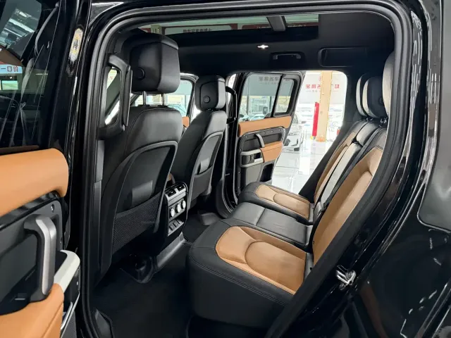 Land Rover Defender — Фото автомобиля 10