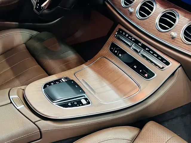 Mercedes-Benz E-Class — Фото автомобиля 19