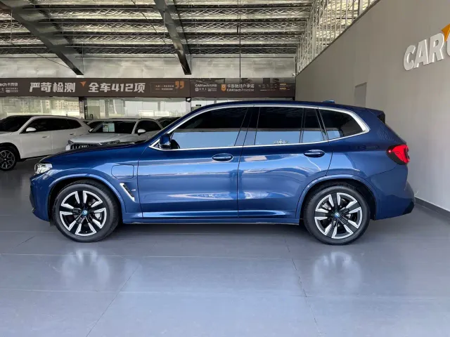 BMW iX3 — Фото автомобиля 8