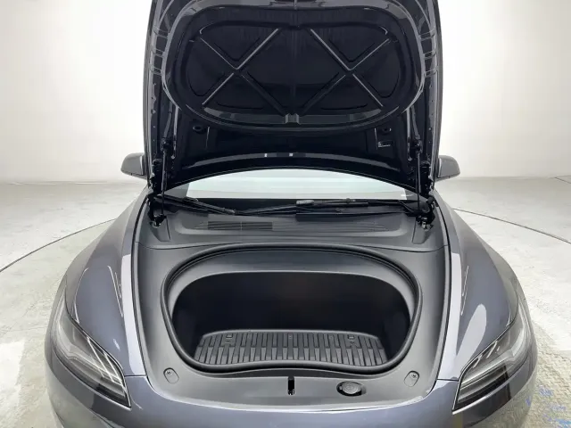 Tesla Model 3 — Фото автомобиля 13