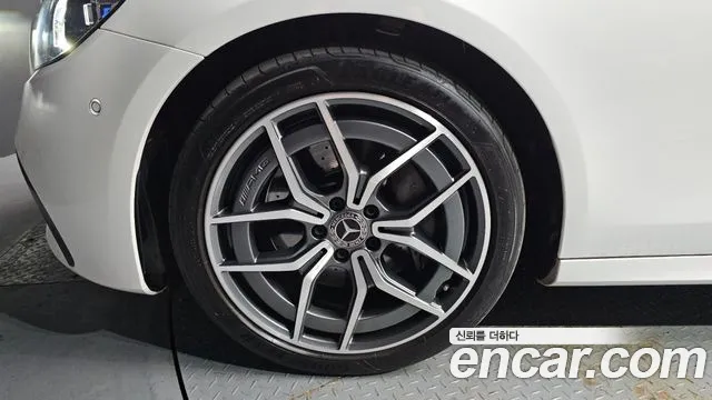 Mercedes-Benz E-Class — Фото автомобиля 5