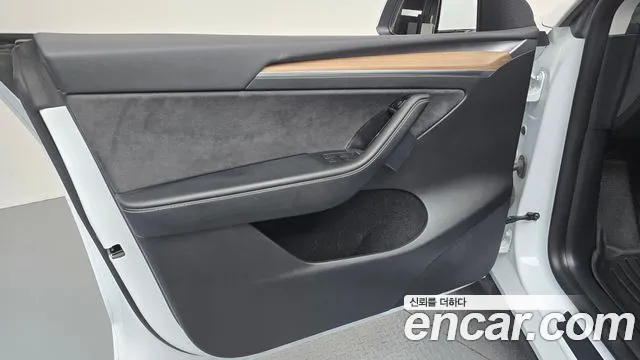 Tesla Model Y — Фото автомобиля 13