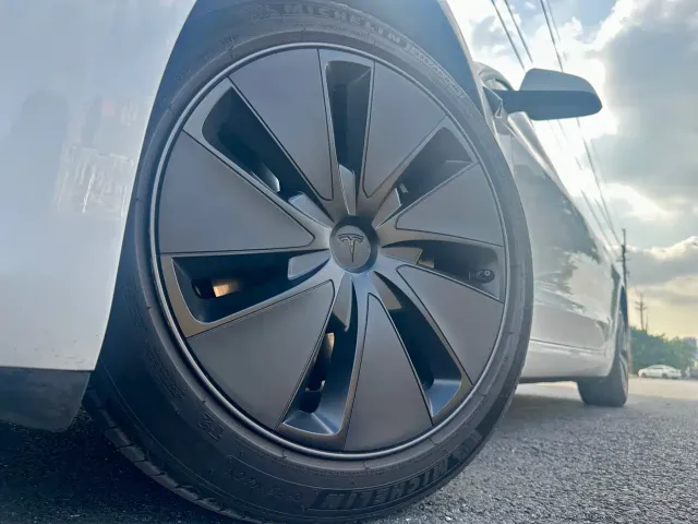 Tesla Model 3 — Фото автомобиля 19