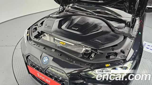 BMW i4 — Фото автомобиля 9