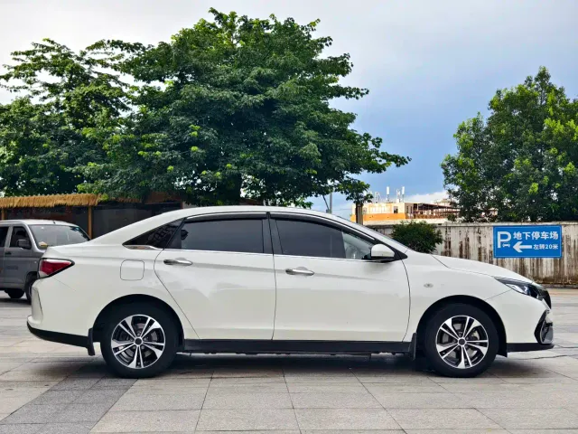 Venucia D60 EV — Фото автомобиля 8