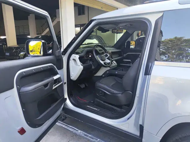 Land Rover Defender — Фото автомобиля 7