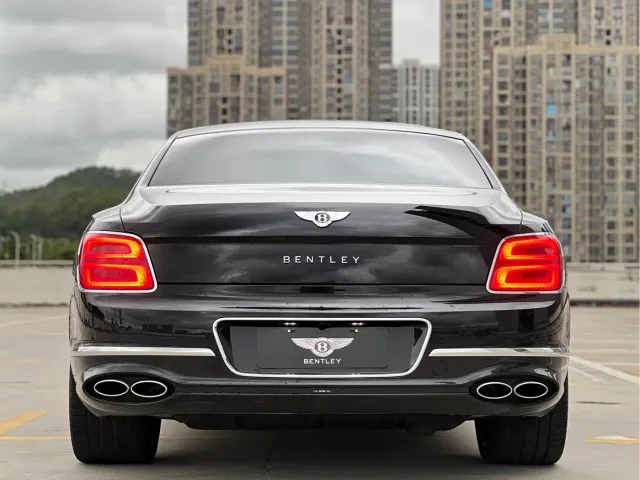 Bentley Flying Spur — Фото автомобиля 12