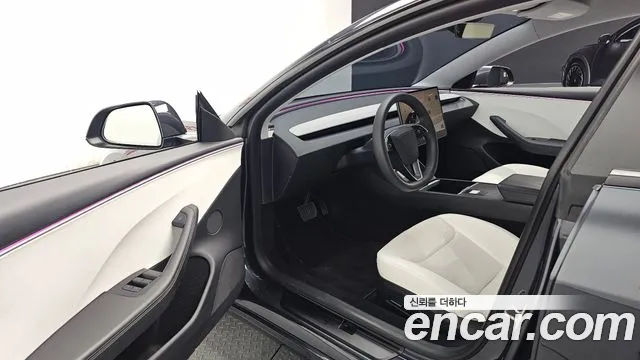 Tesla Model 3 — Фото автомобиля 10
