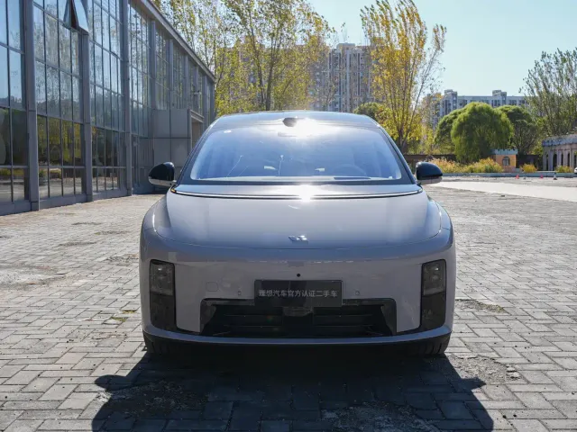 Li Auto i8 — Фото автомобиля 2