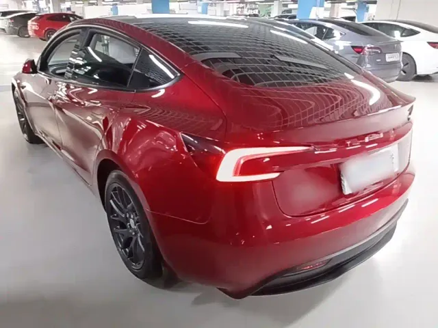 Tesla Model 3 — Фото автомобиля 4