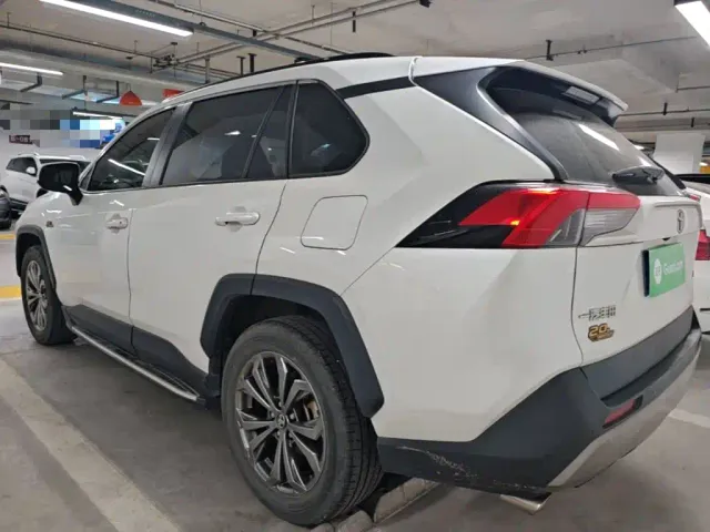 Toyota RAV4 — Фото автомобиля 4
