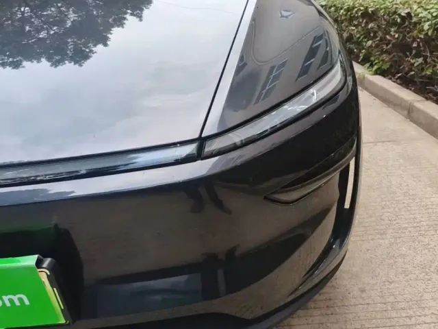 Tesla Model Y — Фото автомобиля 23