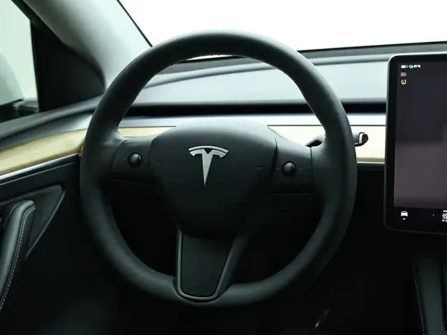 Tesla Model Y — Фото автомобиля 16