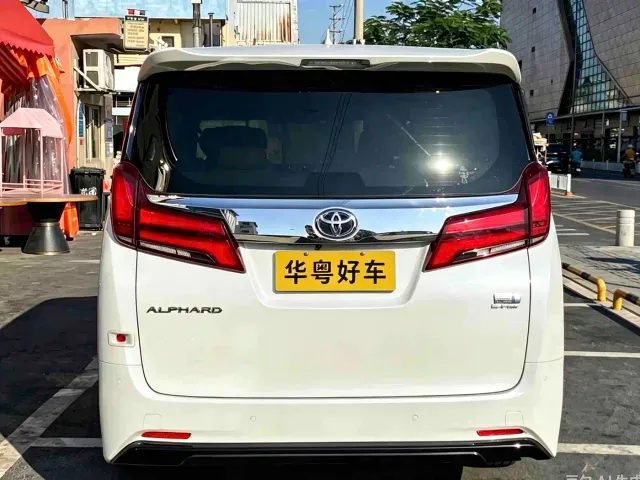 Toyota Alphard — Фото автомобиля 3
