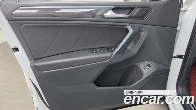 Volkswagen Tiguan Tiguan 2 поколение 2.0 TDI Premium — Фото автомобиля 24
