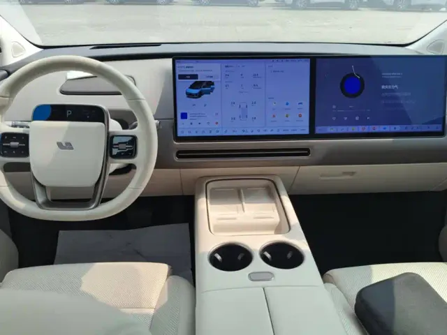 Li Auto i8 — Фото автомобиля 12