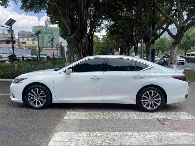 Lexus ES — Фото автомобиля 4