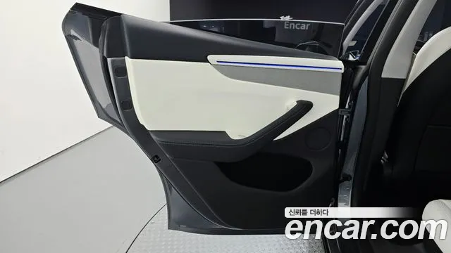 Tesla Model Y — Фото автомобиля 14