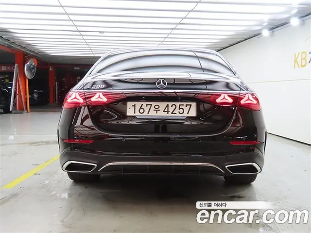 Mercedes-Benz E-Class — Фото автомобиля 3
