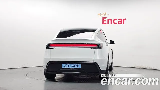 Tesla Model Y — Фото автомобиля 4