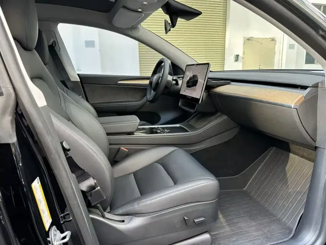 Tesla Model Y — Фото автомобиля 9