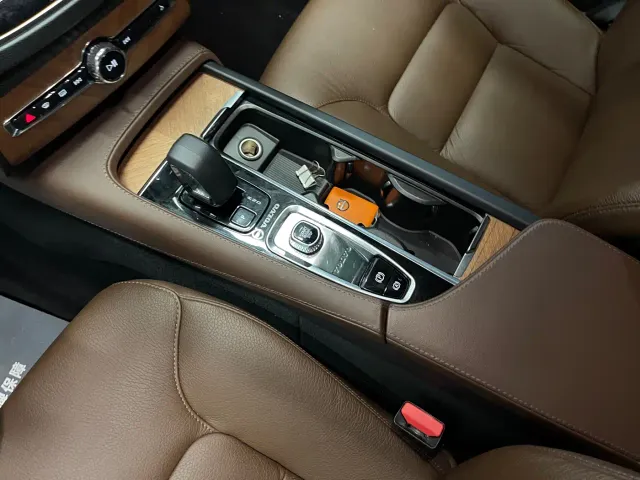 Volvo XC90 — Фото автомобиля 11