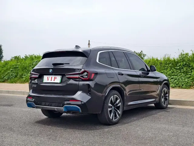 BMW iX3 — Фото автомобиля 9