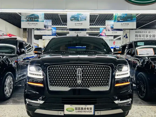 Lincoln Navigator — Фото автомобиля 3