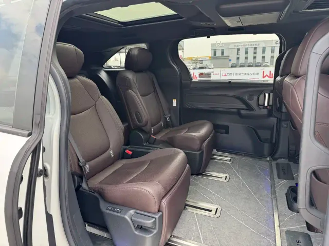 Toyota Sienna — Фото автомобиля 11