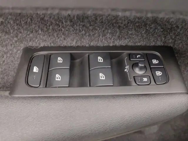 Volvo Volvo XC40 2022 Model T4 AWD Smart Drive Fashion Edition — Фото автомобиля 9