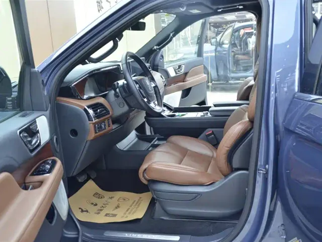 Lincoln Navigator — Фото автомобиля 5