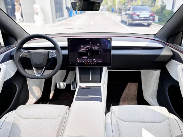 Tesla Model Y L — Фото автомобиля 9