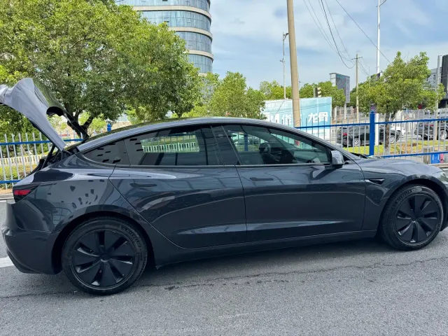 Tesla Model 3 — Фото автомобиля 11