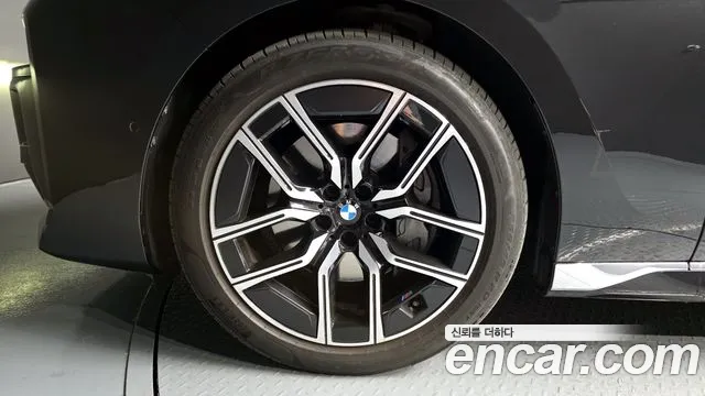 BMW 7-Series 7 серия (G70) 740i sDrive M Sport — Фото автомобиля 5