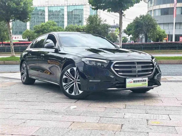 Mercedes-Benz E-Class — Фото автомобиля 3