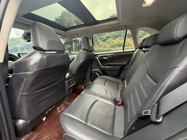 Toyota RAV4 — Фото автомобиля 8