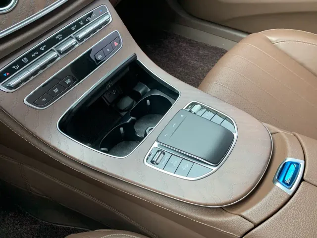 Mercedes-Benz E-Class — Фото автомобиля 21