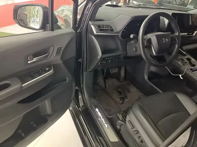 Toyota Sienna — Фото автомобиля 15