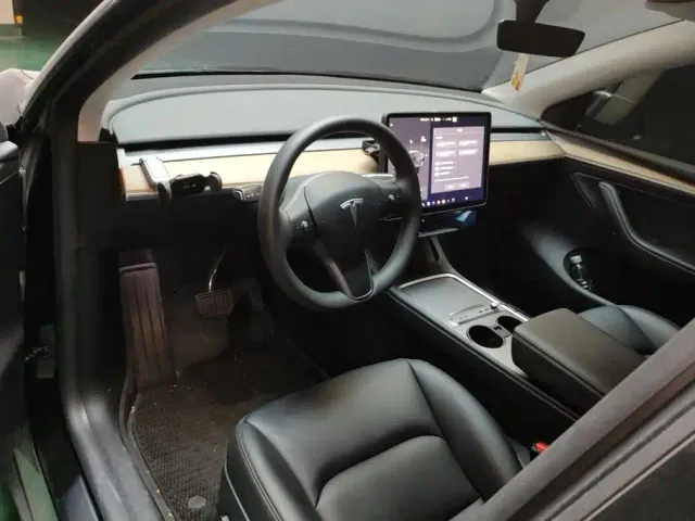 Tesla Model Y — Фото автомобиля 12