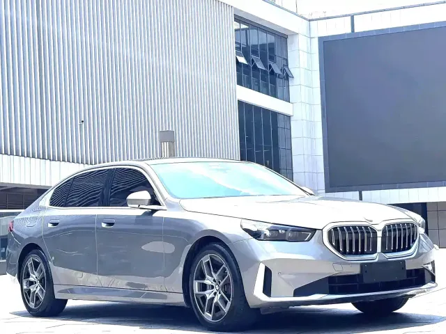 BMW 5 Series — Фото автомобиля 3