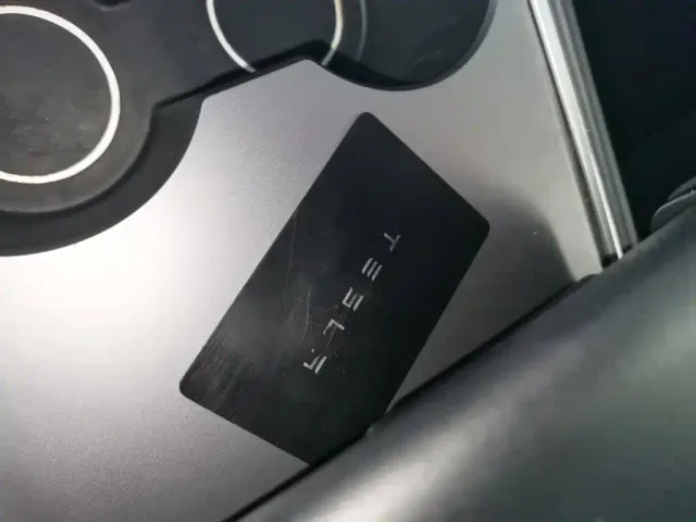 Tesla Model Y — Фото автомобиля 8