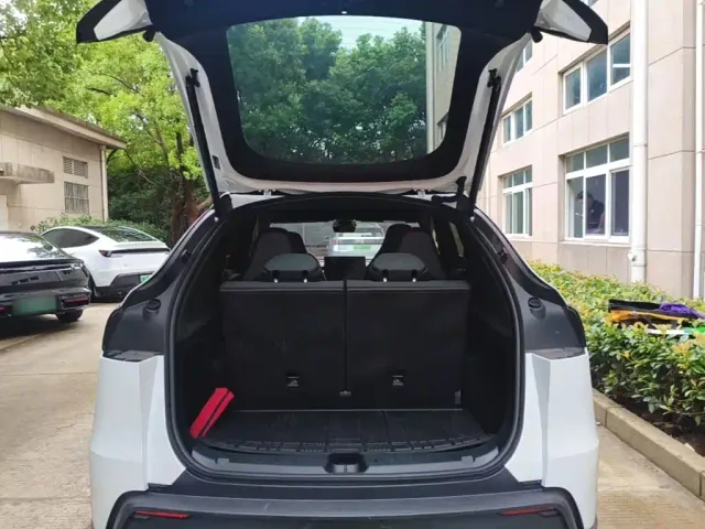 Tesla Model Y L — Фото автомобиля 14