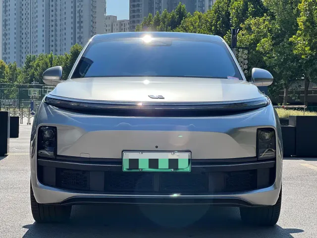Li Auto L8 — Фото автомобиля 2