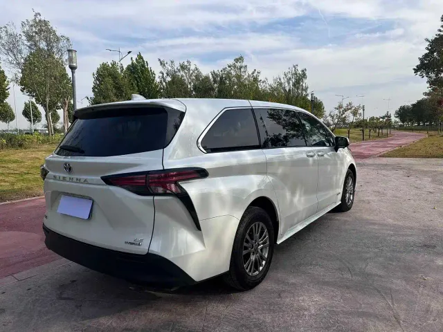 Toyota Sienna — Фото автомобиля 10