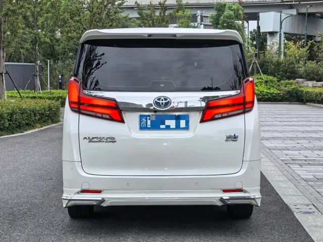Toyota Alphard — Фото автомобиля 5