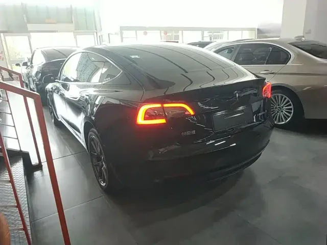 Tesla Model 3 — Фото автомобиля 4