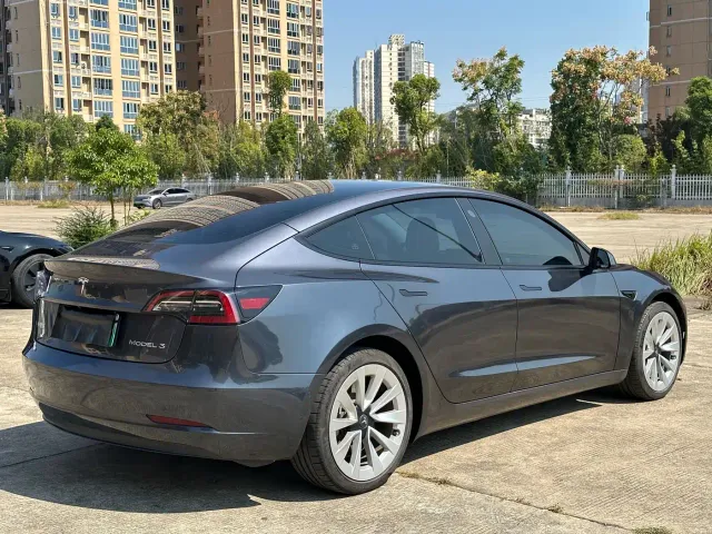 Tesla Model 3 — Фото автомобиля 4