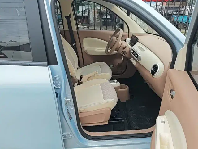 Wuling Motors Hongguang MINIEV 2025 4-Door Premium Edition — Фото автомобиля 24